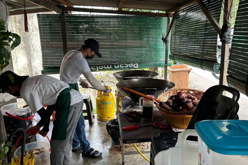 staff frying ayam kee chup