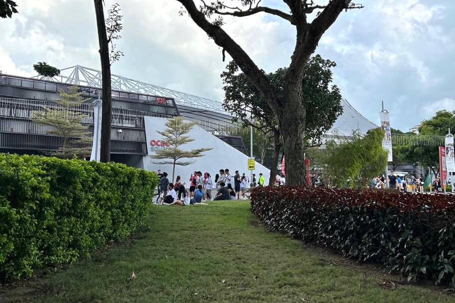 picnic spot outside national stadium at 6pm