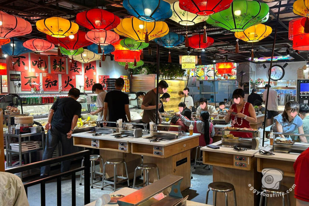 restaurant interior at la jiang shan hotpot